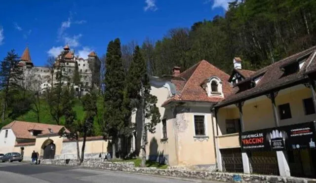 Sin previa cita. Turistas y residentes podrán acceder a la vacuna contra la COVID-19 en este emblemático castillo de Rumania. Foto: AFP