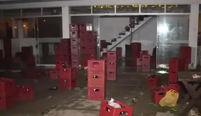 Se halló gran cantidad de cajas y botellas de cerveza. Foto: captura América TV