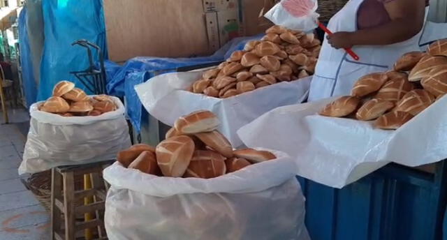 Comerciantes en el mercado San Camilo comenzaron a vender cuatro panes por S/ 1. Foto: captura video