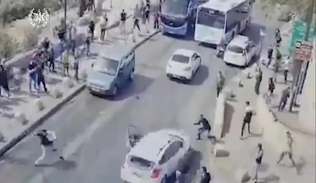 El joven palestino logró levantarse y alejarse, aunque cojeando. Foto: captura de video/RT