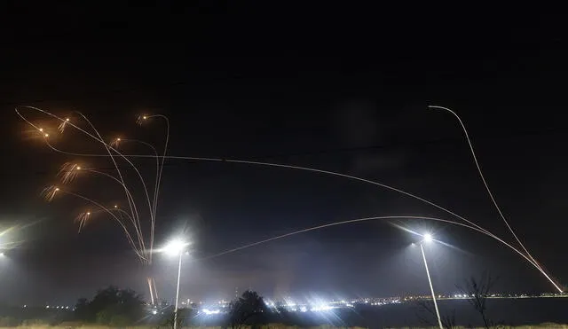 El sistema de defensa aérea Iron Dome de Israel intercepta cohetes lanzados desde la Franja de Gaza. Foto: AFP