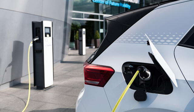 Los autos eléctricos podrían ser el nuevo estándar para la movilización en vehículos. Foto: AFP