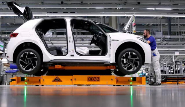 Un automóvil eléctrico de la marca Volkswagen siendo revisado en una fábrica alemana. Foto: AFP