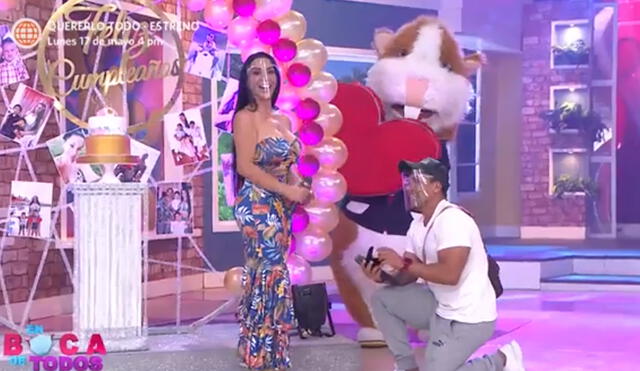 Paola Ruíz y su pareja viven romántico momento en el set de En boca de todos. Foto: captura de América TV