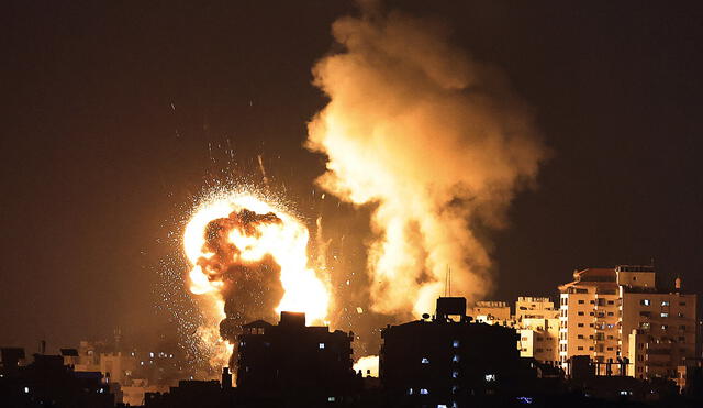 Una imagen muestra los ataques aéreos israelíes en la Franja de Gaza, controlada por el movimiento islamista palestino Hamas. Foto: AFP