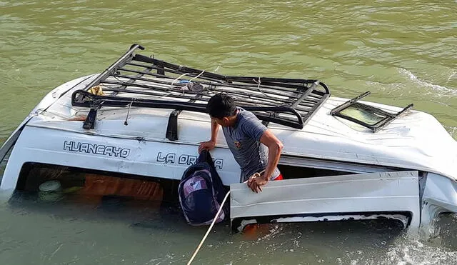 Algunos pobladores y transportistas que pasaban por la zona auxiliaron a los ocupantes de la unidad. Foto: Andina