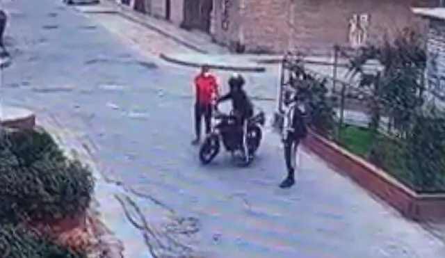 Policía intentó evitar la fuga de malhechores, pero fue sorprendido por la espalda. Foto: captura de video