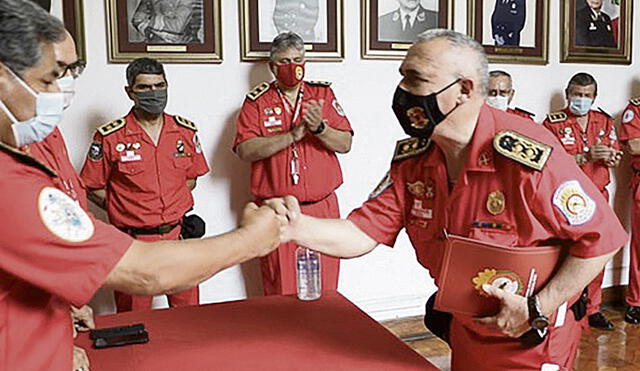 Comandante. Luis Ponce (der.) pide que se priorice a bomberos. Foto: difusión