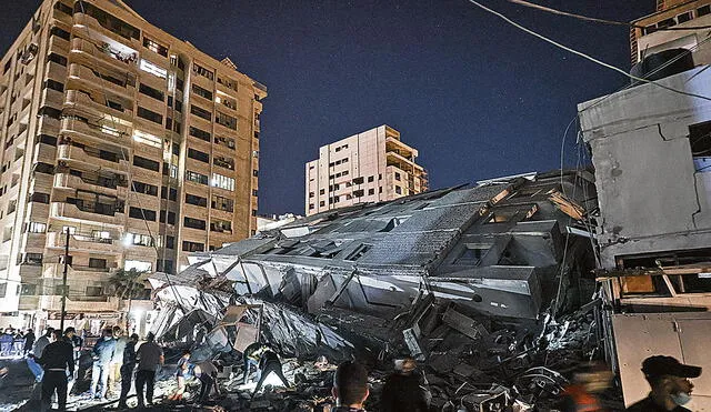Destrozo. Edificio derrumbado por los ataques aéreos israelíes en la ciudad de Gaza. Foto: AFP