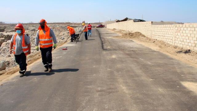 A buen ritmo avanzan los trabajos de asfalto de la carretera Costanera en Huanchaco. Foto: ARCC