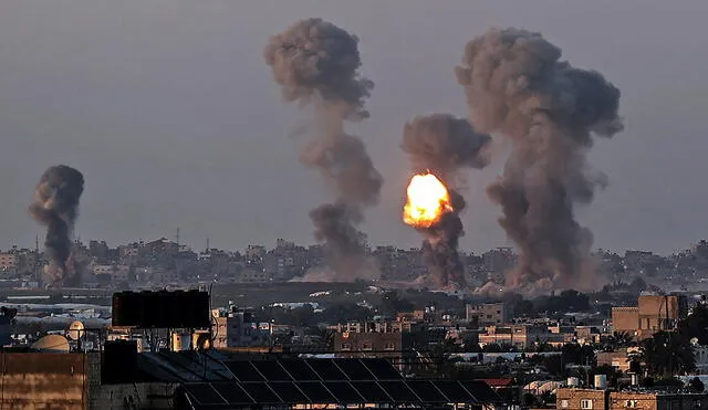 El humo y una bola de fuego se elevan por encima de los edificios ubicados al sur de la Franja de Gaza durante un ataque aéreo israelí. Foto: AFP