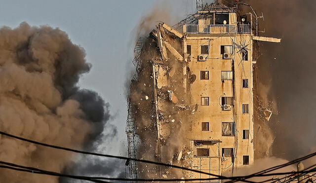 Un ataque aéreo israelí destruyó un edificio de varios pisos en la ciudad de Gaza durante el miércoles 12 de mayo. Foto: AFP
