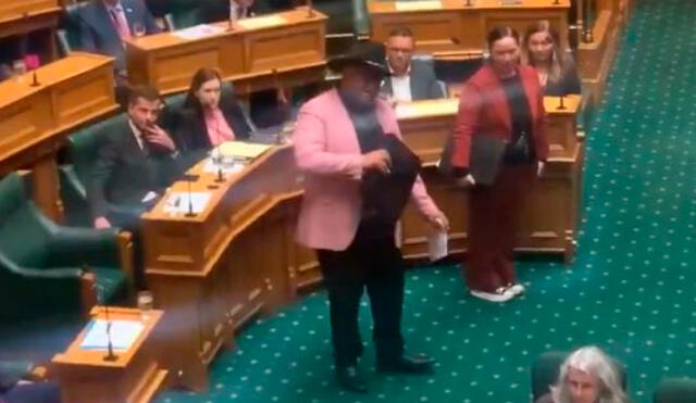 El presidente de la Cámara Baja, incómodo, le pidió que se sentara, pero el legislador maori realizó una danza ceremonial de desafío 'haka'. Foto: captura/Infobae