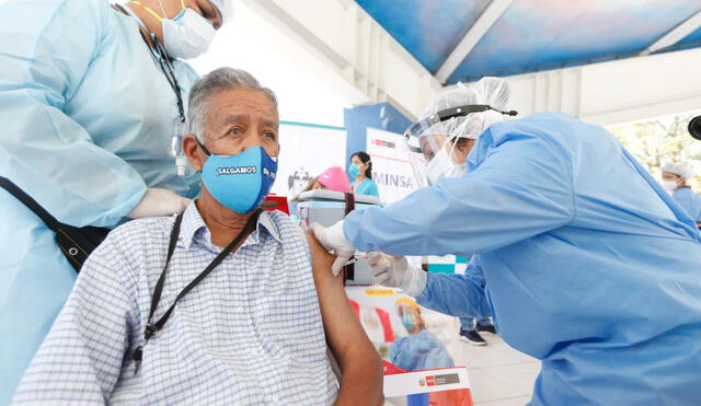 Adultos mayores esperan ser inmunizados. Foto: La República.
