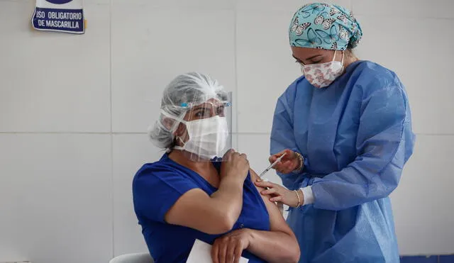 El primer millón de dosis de Sinopharm permitió inmunizar a gran parte del personal de salud. Foto: La República