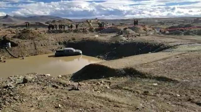 Puno. Fue necesario retirar lama con motobombas para rescatar el cadáver. Foto: PNP