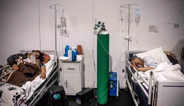 Triaje del Hospital Honorio Delgado. Aquí los pacientes son estabilizados con oxígeno, esperan que se desocupe una cama UCI o hospitalización. Foto: Oswald Charca/ La República