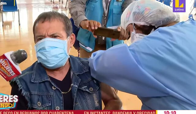 Miguel 'Chato' Barraza vacunándose contra el coronavirus en la VIDENA. Foto: captura de Latina