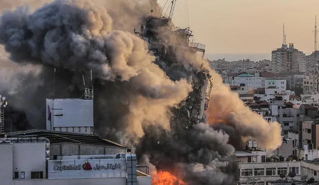 Ataque israelí a la torre Al-Shorouq en la ciudad de Gaza en respuesta a días de enfrentamientos violentos entre las fuerzas de seguridad israelíes y los palestinos en Jerusalén. Foto: EFE