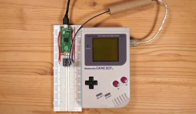 El entusiasta fabricó un adaptador compatible con el puerto Game Link de la consola. Foto: YouTube/Stacksmashing