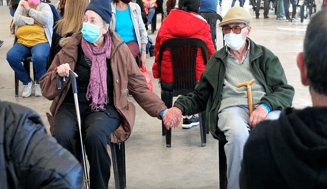La pareja de adultos mayores esperaba su turno para ser inoculados contra el coronavirus. Foto: captura de Facebook
