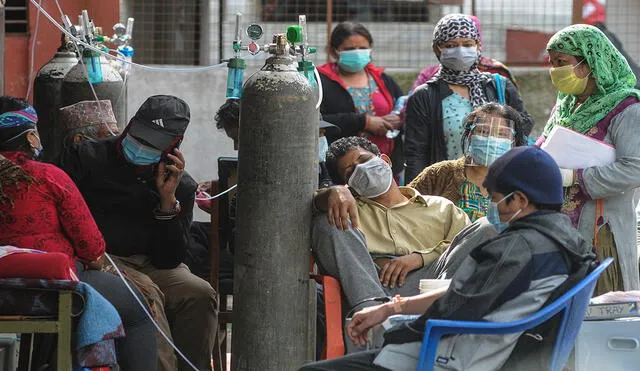 Las razones del recrudecimiento de la enfermedad en Nepal son parecidas a las de su vecino indio, donde también escasea oxígeno para hacerle frente a la COVID-19. Foto: AFP