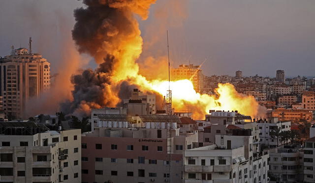 Durante este viernes 14 de mayo, se produjo un ataque aéreo israelí en el complejo de Ansar en Gaza, vinculado al movimiento Hamas. Foto: AFP