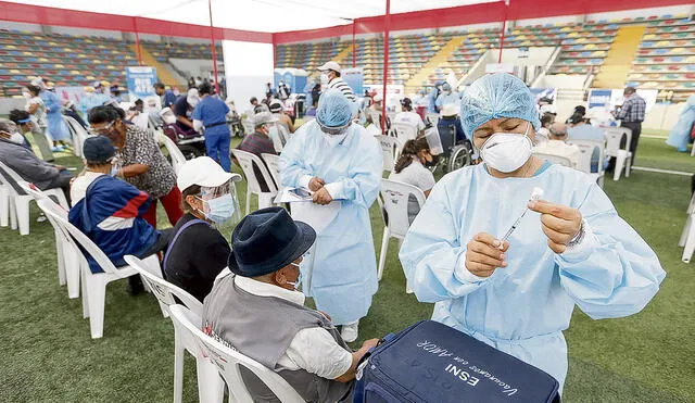 Transparente. El proceso de vacunación avanza a buen ritmo en Lima, señala el Minsa. Y recordó que los ciudadanos tienen derecho a exigir que se les muestre las jeringas. Foto: difusión