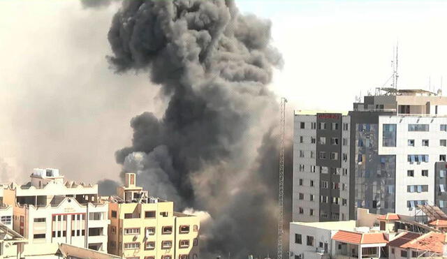 Un edifico en Gaza se derrumba tras el ataque aéreo israelí, 15 de mayo de 2021. Foto: captura / Ruptly