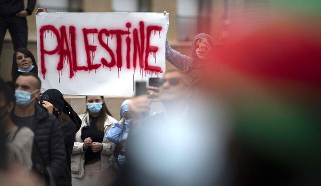 Manifestantes sostienen un cartel que dice "Palestina", mientras se manifiestan contra el bombardeo israelí de la Franja de Gaza. Foto: AFP
