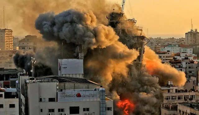 El ejército israelí señaló que en la torre alcanzada por sus aviones de caza había equipo militar perteneciente a Hamás, el movimiento islamista que gobierna Gaza. Foto: AFP