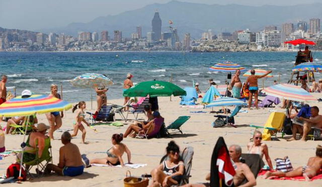Españoles se desplazaron a las principales playas durante este fin de semana. Foto: EFE
