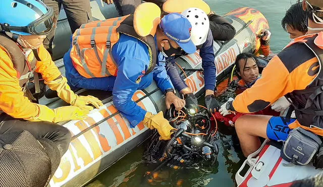 Autoridades indicaron que un menor de trece años estaba al mando del timón del navío. Foto: Agencia Nacional de Búsqueda y Rescate (Basarnas)