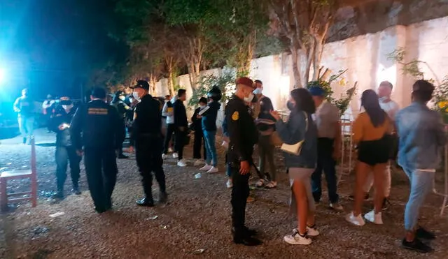 Policía procedió a multar a infractores por participar en fiesta. Foto: PNP