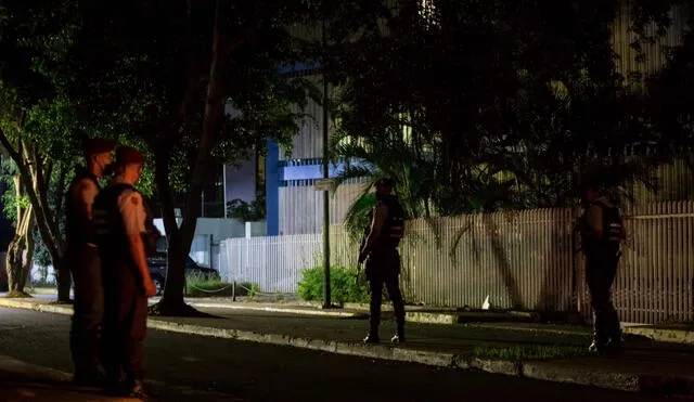 Miembros de la Guardia Nacional Bolivariana (GNB) custodian las inmediaciones del diario venezolano El Nacional. Foto: EFE