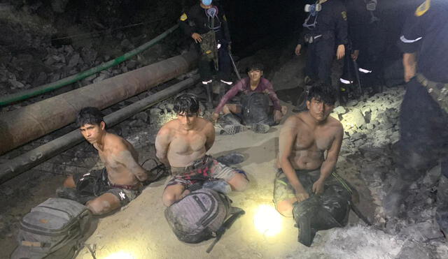 La policía logró recuperar los sacos con el material aurífero que pretendía hurtar los malhechores. Foto: PNP