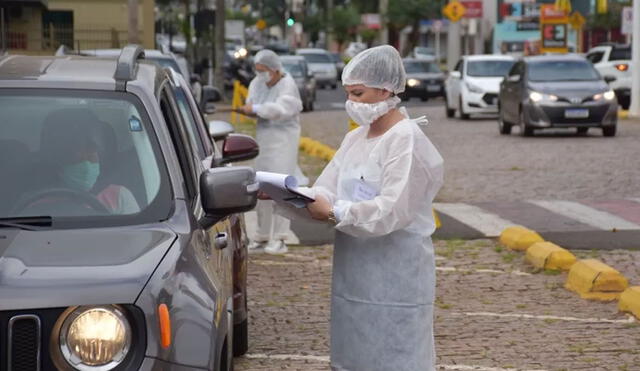 Voluntarios del organismo electoral de Brasil se encargaron de registrar a los residentes para la vacunación masiva. Foto: Prefeitura de Botucatu