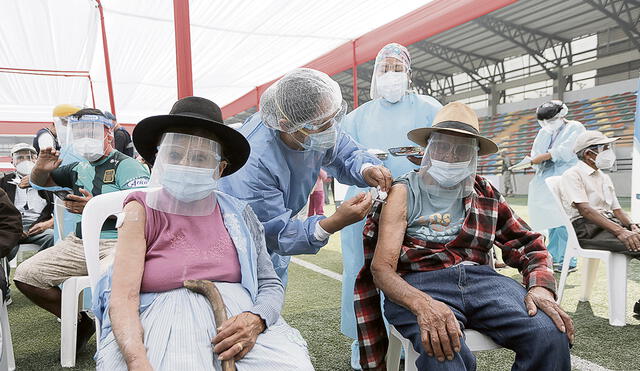 Una luz de esperanza. Los peruanos que tienen más de 80 años tienen algún grado de seguridad tras recibir la vacuna. Pero igual no deben bajar la guardia. Foto: Antonio Melgarejo / La República