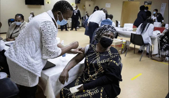 Sudáfrica ha vacunado solo al 1% de su población, siendo el país africano más afectado. Foto: EFE