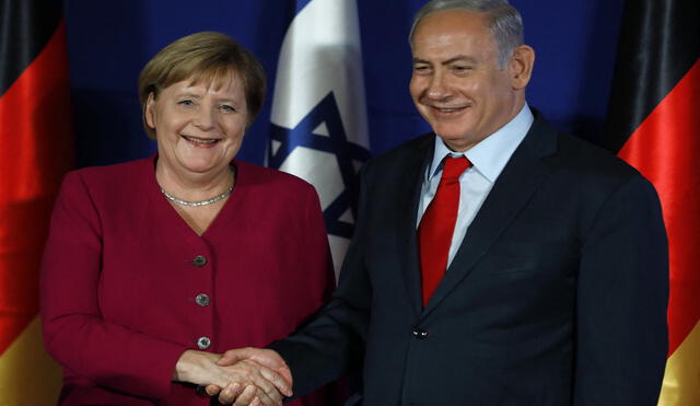 El primer ministro israelí, Benjamin Netanyahu, y la canciller alemana, Angela Merkel, se dan la mano durante una conferencia de prensa conjunta en un hotel en Jerusalén en 2018. Foto: AFP