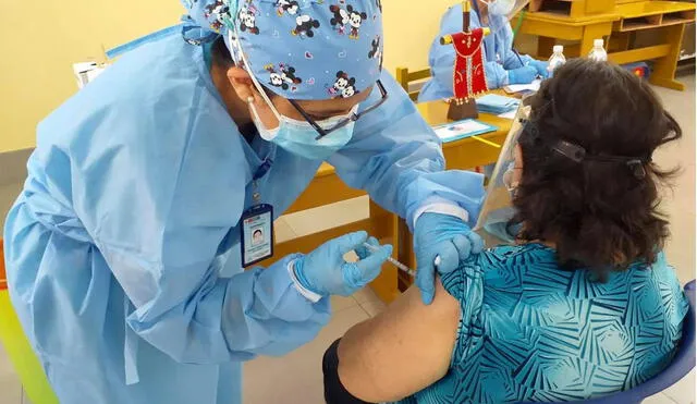 Vacunación de ancianos en Lambayeque se realiza con base en el último dígito del DNI en horarios diferenciados. Foto: Geresa Lambayeque