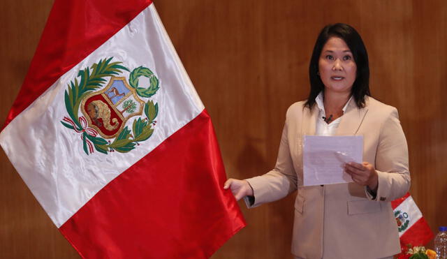 Fujimori leyó cada uno de los 12 doce puntos del juramento por la democracia. Foto: EFE