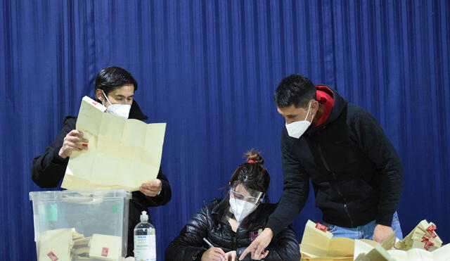 Un miembro de mesa cuenta los votos en un colegio electoral durante las elecciones para elegir alcaldes, concejales y una comisión para reescribir la constitución. Foto: AFP