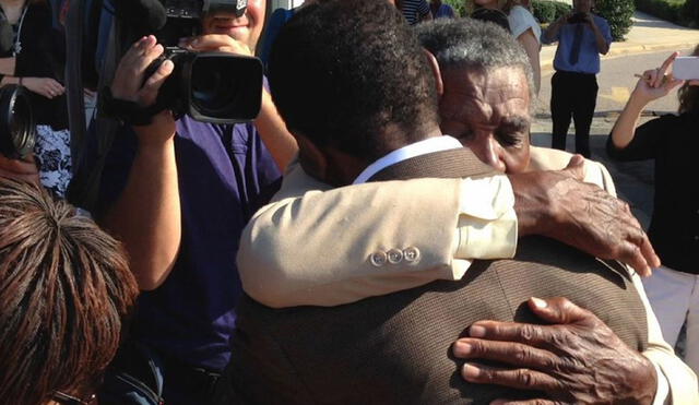 Henry McCollum abraza a su padre después de salir de prisión, en 2014. Foto: Boston Globe