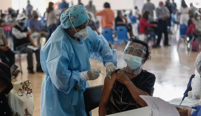 Vacunación continúa en todo el Perú conforme a la llegada de dosis de Pfizer. Foto: Antonio Melgarejo / La República