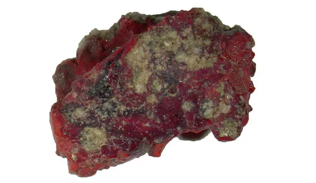 Porción de trinitita roja donde se descubrió el cuasicristal. Foto: Luca Bindi y Paul J. Steinhardt