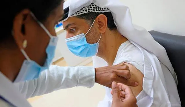 Según Emiratos, se dará prioridad a las personas mayores y con enfermedades crónicas para este tercer pinchazo de Sinopharm. Foto: AFP