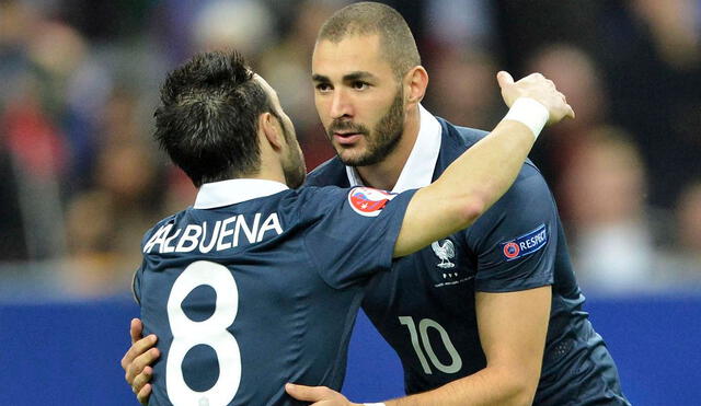 Benzema y Valbuena disputando un duelo con la selección de Francia. Foto: AFP