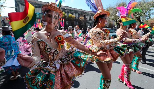 La mayoría de los bailarines llevaban banderas bolivianas, escarapelas prendidas en sus trajes o plumas rojas, amarillas y verdes. Foto: EFE