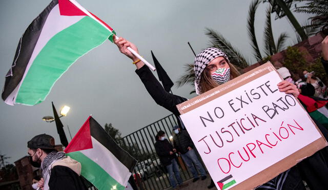Los manifestantes iniciaron la protesta fuera del Club Palestino con bailes, banderas palestinas y pancartas con leyendas como "No existe justicia con ocupación" y "No más genocidio". Foto: AFP